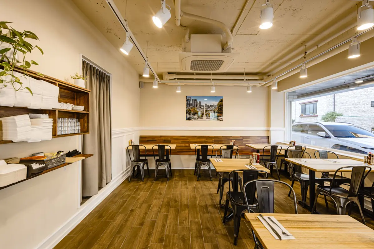 실용적인 서비스존이 돋보이는 카페 다이닝 공간